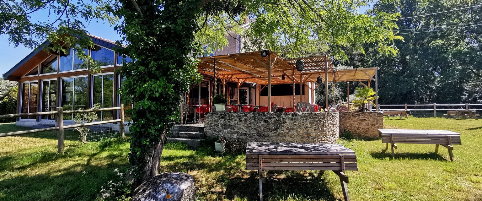 La terrasse ombragée du restaurant Les Terrasses de Bonnezeaux