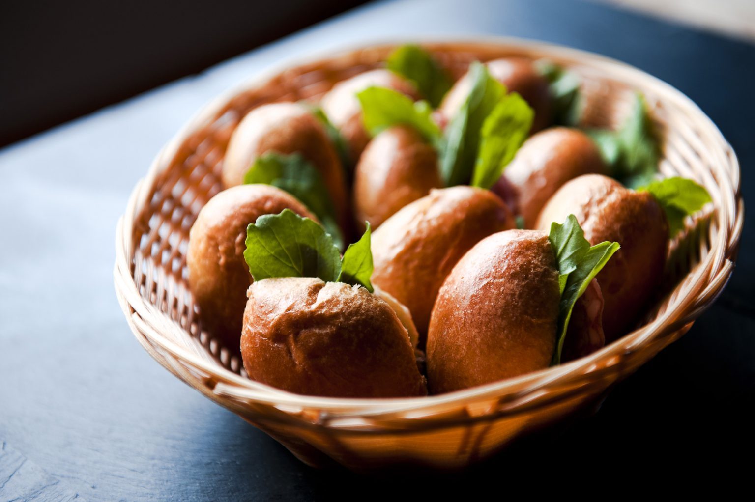 Corbeille de petits pains garnis