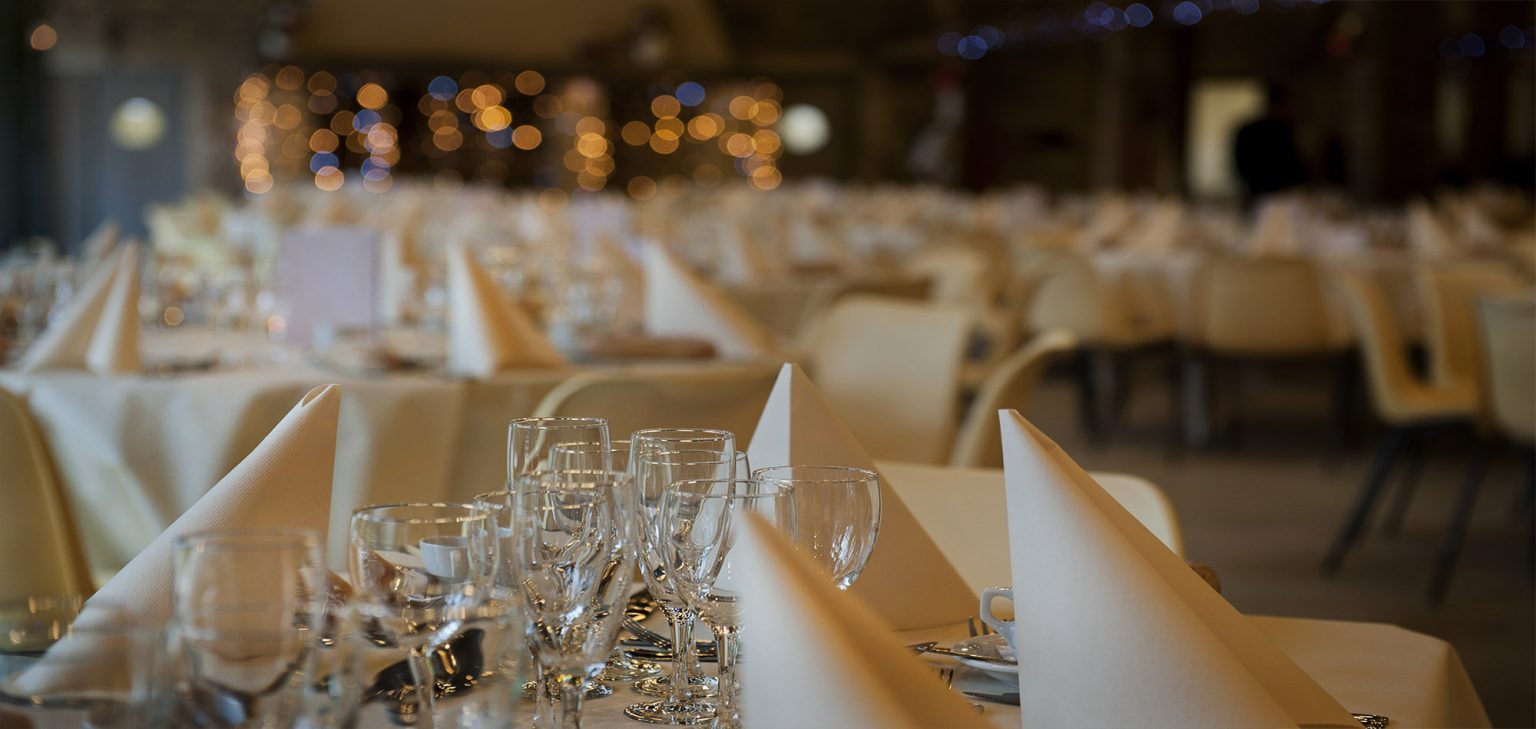 Salle de réception dressée pour un banquet
