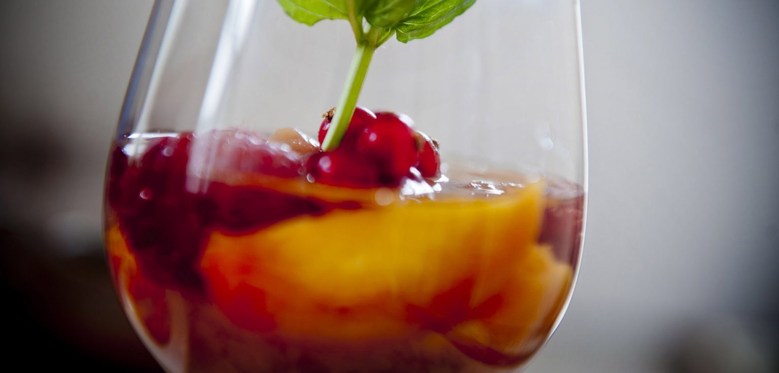 Verrine de fruits frais et groseilles servie en verre